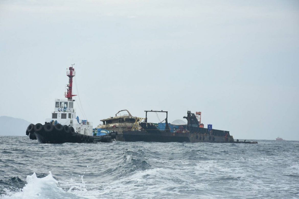 กรมเจ้าท่า ลากเรือฟีนิกซ์เข้าฝั่ง