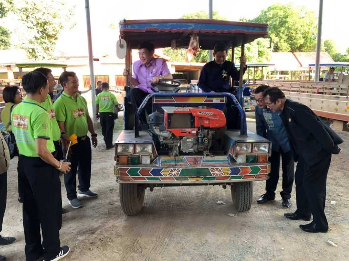 กรมขนส่งฯ ตรวจสภาพรถเกษตรกรรม  เข้มติดสติกเกอร์สะท้อนแสงเพื่อความปลอดภัย