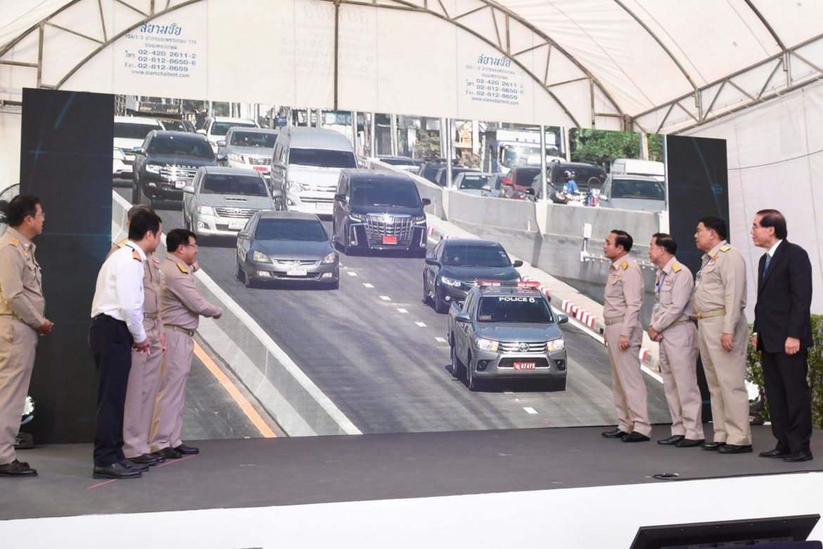 นายกรัฐมนตรี กดปุ่มเปิดใช้งานอุโมงค์ทางลอดบริเวณแยกรัชโยธินแล้ว!