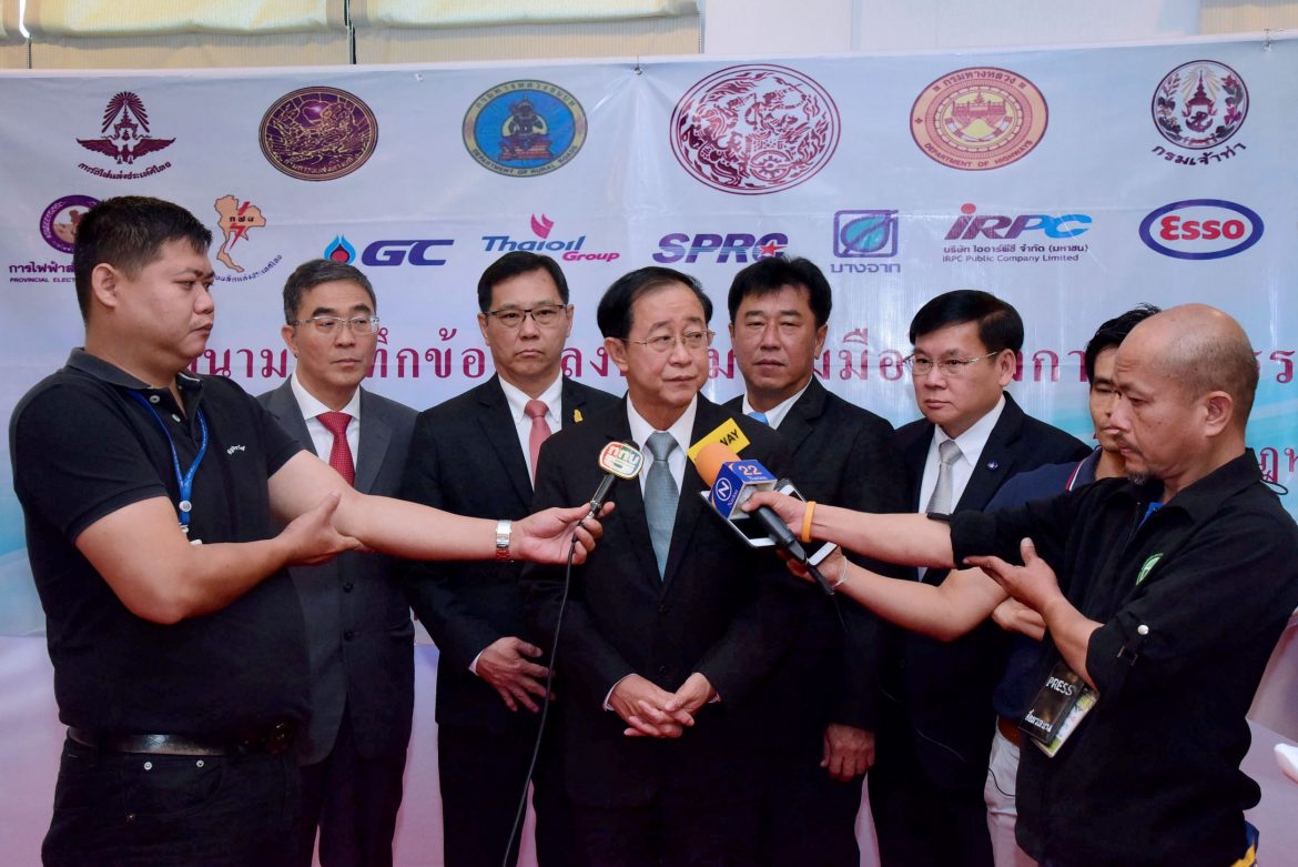 1545376085472 รัฐมนตรีคมนาคม ร่วมลงนามข้อตกลง “โครงการรถบรรทุกสีขาว”