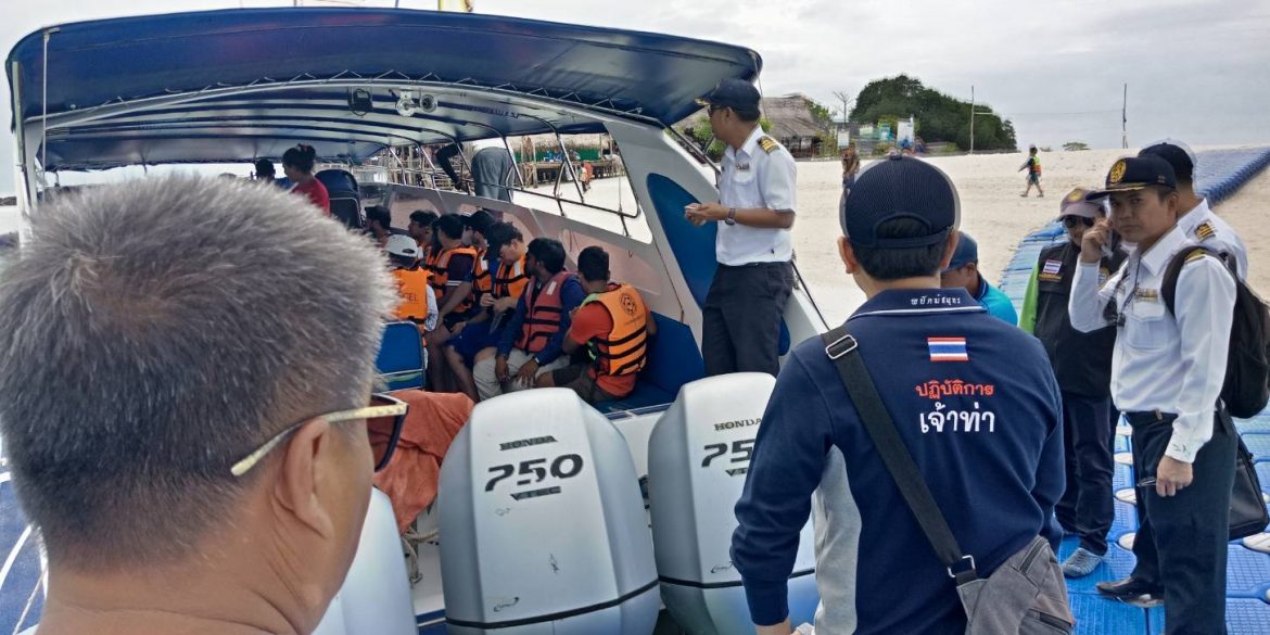 32852 กรมเจ้าท่า ลงพื้นที่ตรวจตราเรือประมง  ป้องกัน-ปราบปรามการทำผิดกฎหมาย