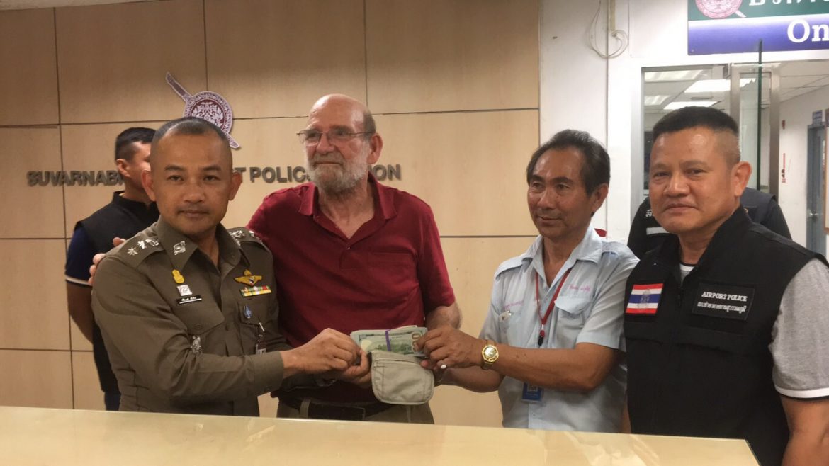 แท็กซี่คนดีก็มีนะจ๊ะ! คนขับรถแท็กซี่สุวรรณภูมิ  ส่งคืนเงินสดกว่า 3 แสนให้ผู้โดยสารลืมบนรถ