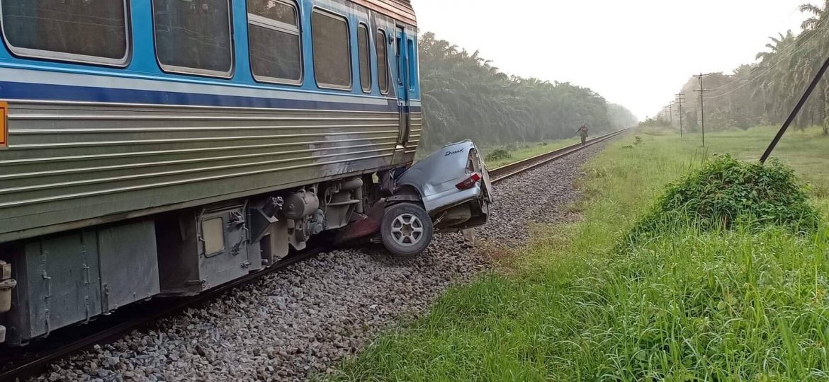 สุดเศร้า! เกิดอุบัติเหตุรถยนต์ชนกับรถไฟบริเวณทางลักผ่านระหว่างสถานีบ้านดวด-คันธุลี