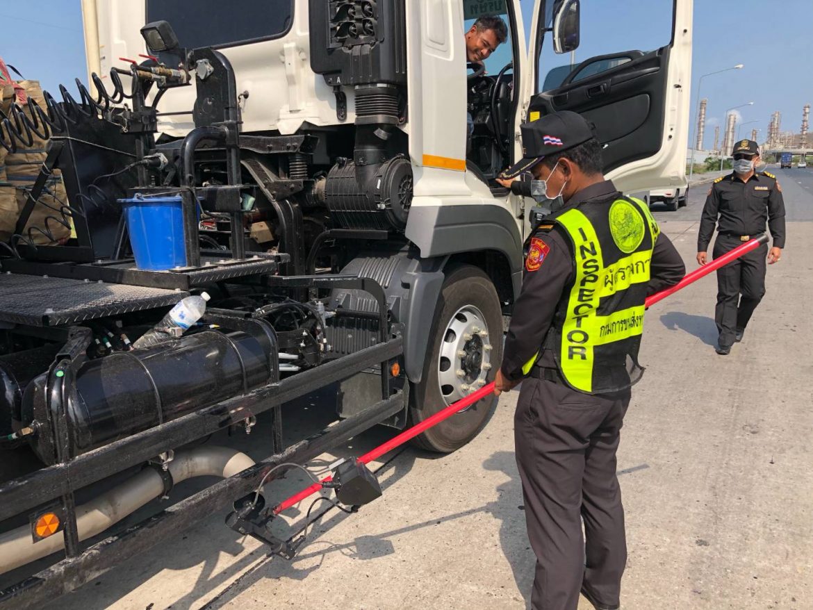 ขบ. เดินหน้าต่อเนื่อง!!! ตรวจควันดำรถบรรทุกและรถโดยสารบ