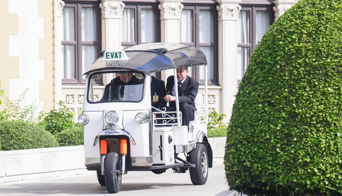 นายกฯลุงตู่ โชว์ขับรถ“ตุ๊ก ตุ๊ก ไฟฟ้า”ก่อนประชุมครม.ชี้ชะตารถไฟเชื่อม 3 สนามบิน