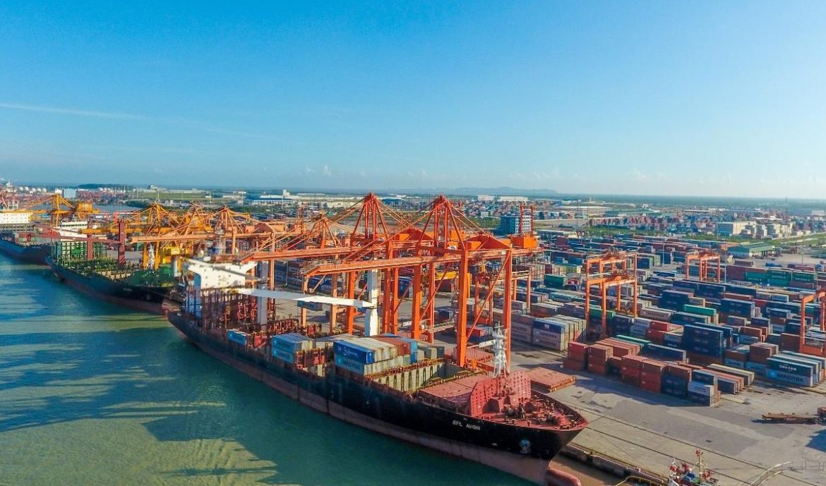 Vietnam to spend $1.5 billion Develop an international trade fleet Reduce dependence on foreign ships เวียดนาม เตรียมทุ่มงบ 1,500 ล้านเหรียญสหรัฐฯ พัฒนากองเรือการค้าระหว่างประเทศ ลดการพึ่งพากองเรือต่างชาติ
