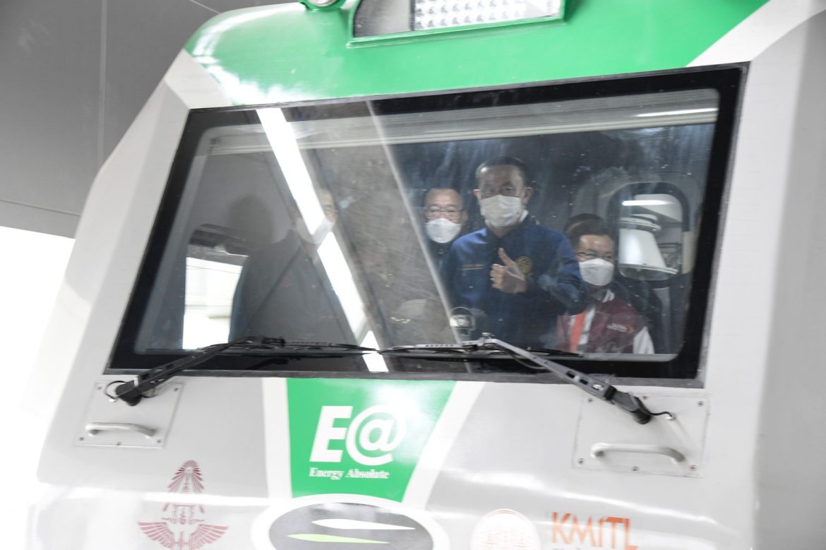 “ศักดิ์สยาม” ทดสอบวิ่งรถจักรพลังงานไฟฟ้าจากแบตเตอรี่ รถต้นแบบคันแรกในการพัฒนารถไฟระบบ EV on Train